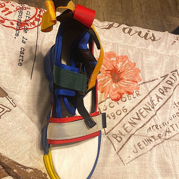 Size 8 or 7 they are heels but also Sandler with straps - Picture 1 of 4